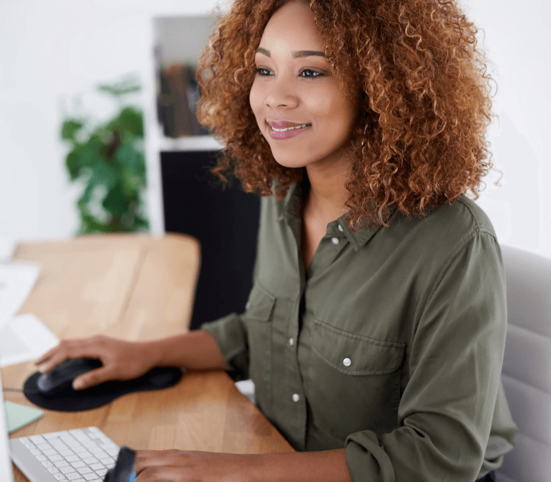 Femme sur ordinateur