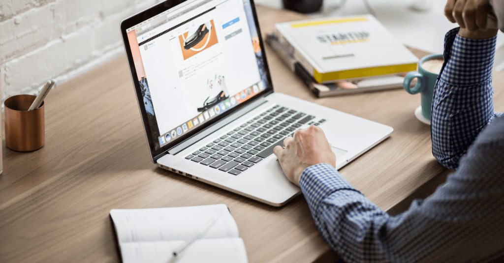 homme sur ordinateur qui regarde un site