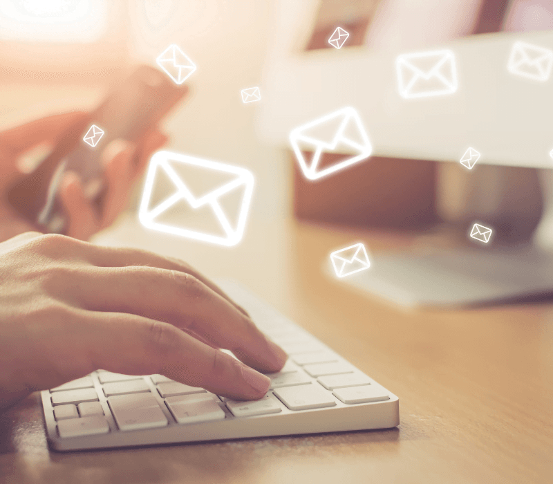 clavier et enveloppes qui volent