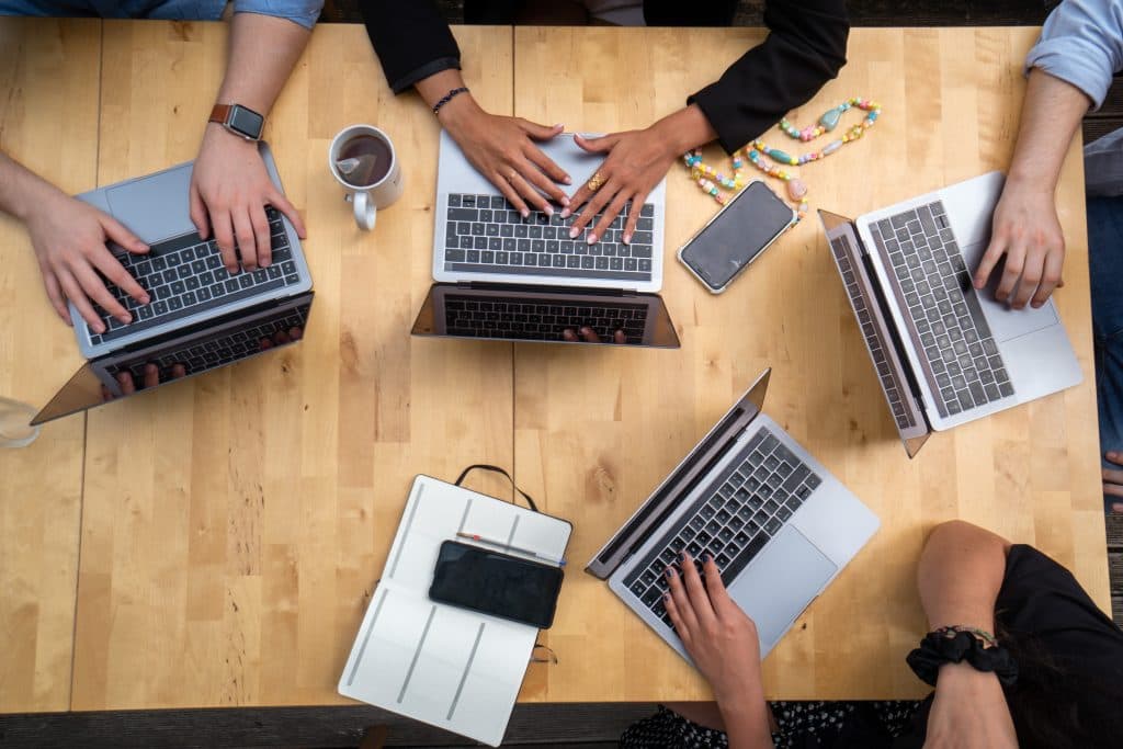 bureau et ordinateurs