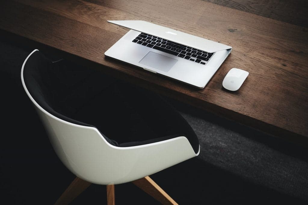 bureau avec ordinateur apple