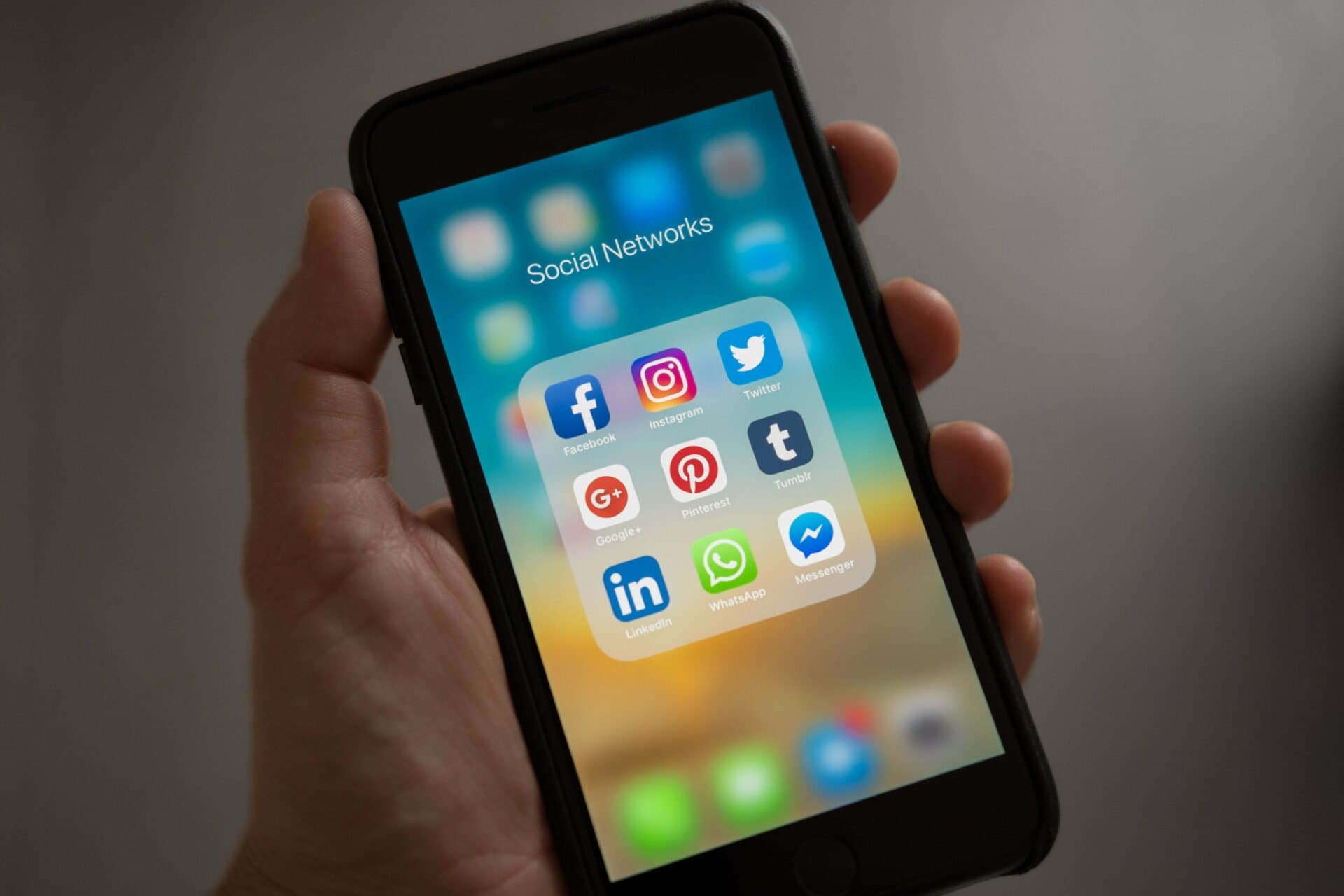 smartphone avec les applications réseaux sociaux