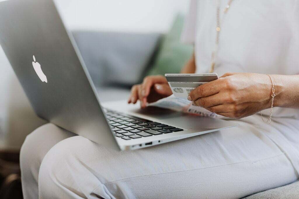 Personne faisant un achat à distance sur internet (e-commerce) Guadeloupe