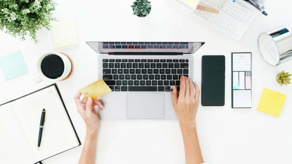 Femme faisant des achats en ligne sur un ordinateur - site e-commerce Guadeloupe