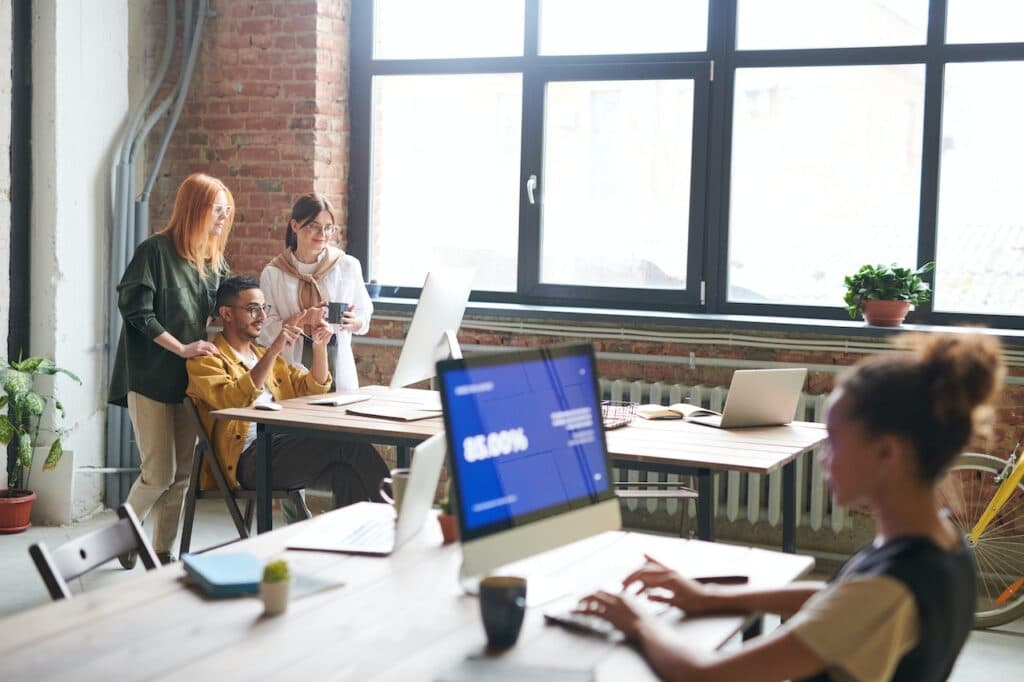 Salariés d'une agence web travaillant sur des projets