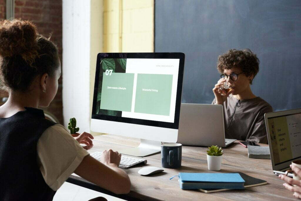 Femmes travaillant devant leurs ordinateurs dans une agence web guadelouoe