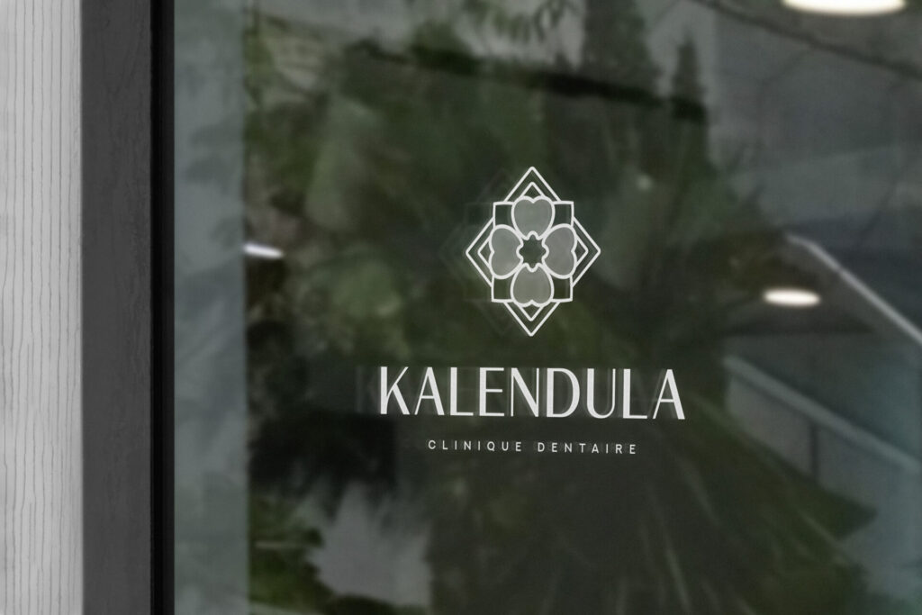 Vitrine avec le logo de Kalendula Cabinet dentaire en Guadeloupe